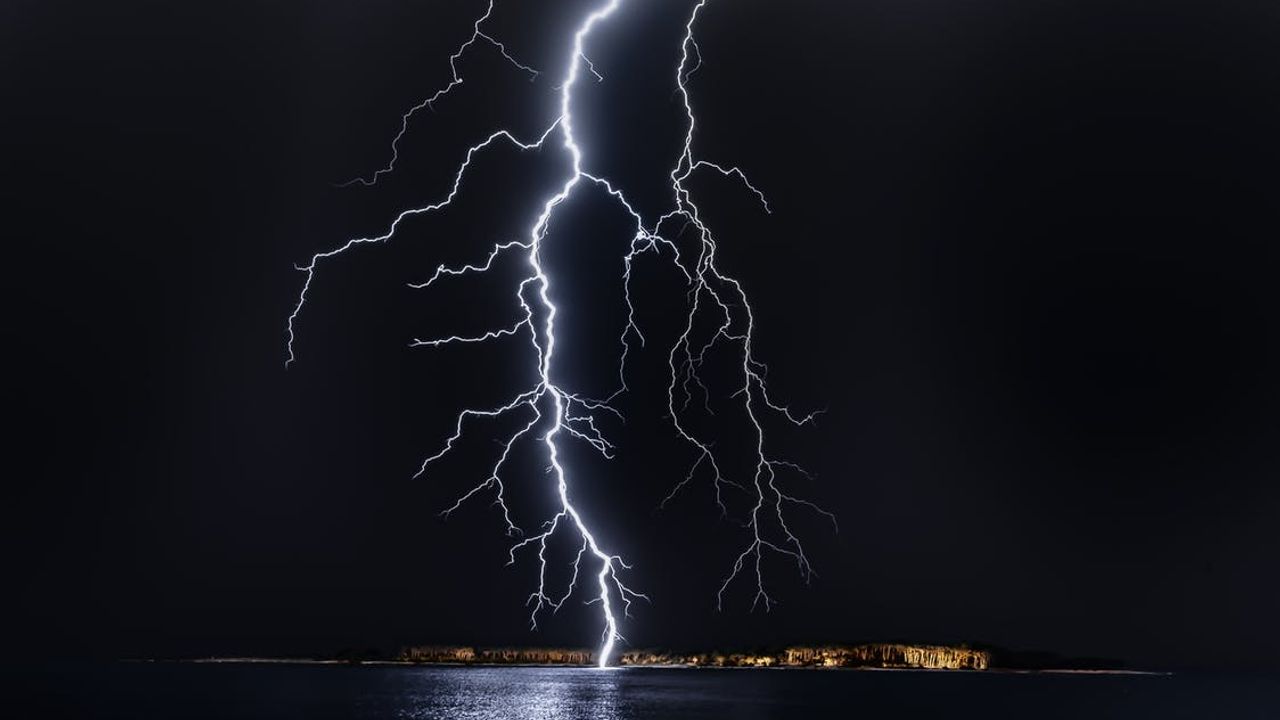 Scientists change the direction of lightning for the first time!
