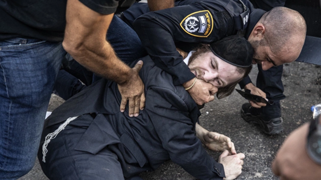 Israeli police intervene in anti-conscription protest!