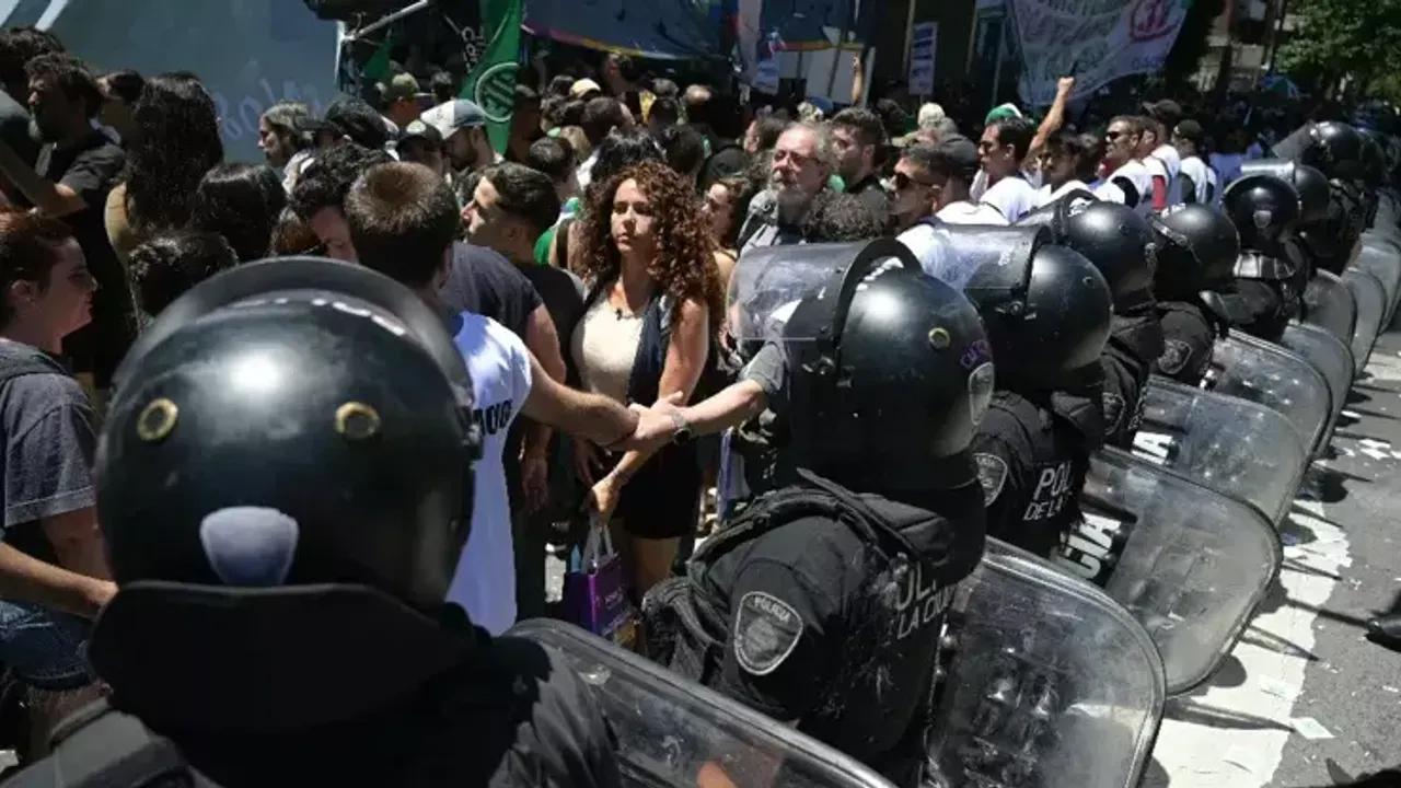 Interesting call from the Argentine government to the protesters! "You cover the costs"