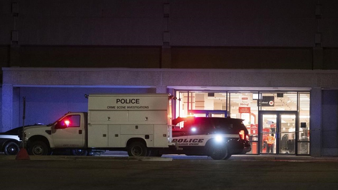 Armed fight in shopping center: 1 dead, 3 wounded