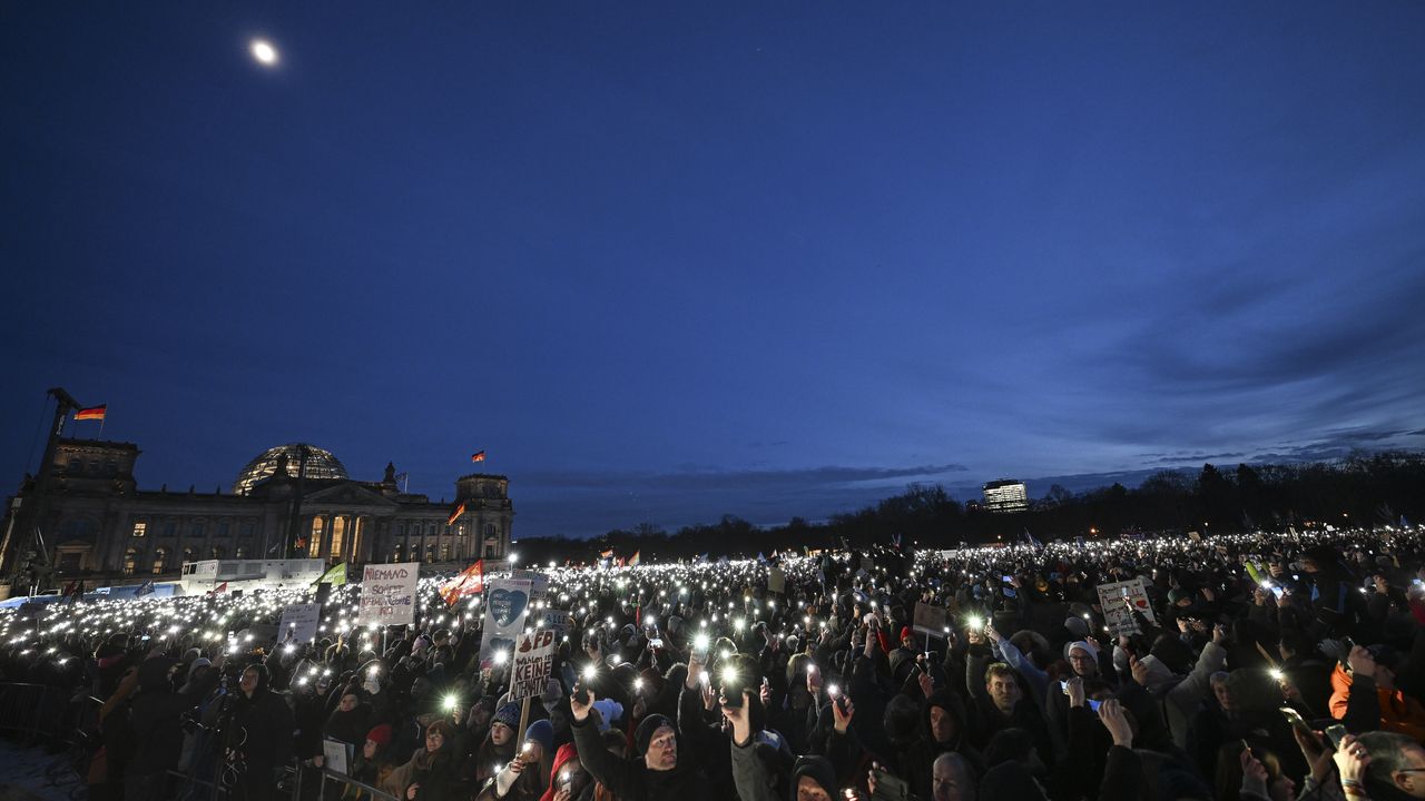 Tens of thousands rally against racism and the far right in Berlin!