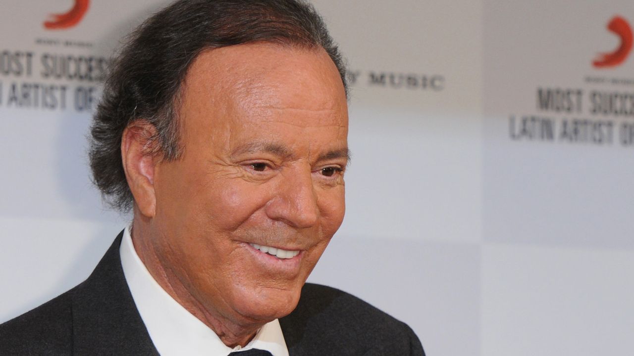 Julio Iglesias detained at the airport!