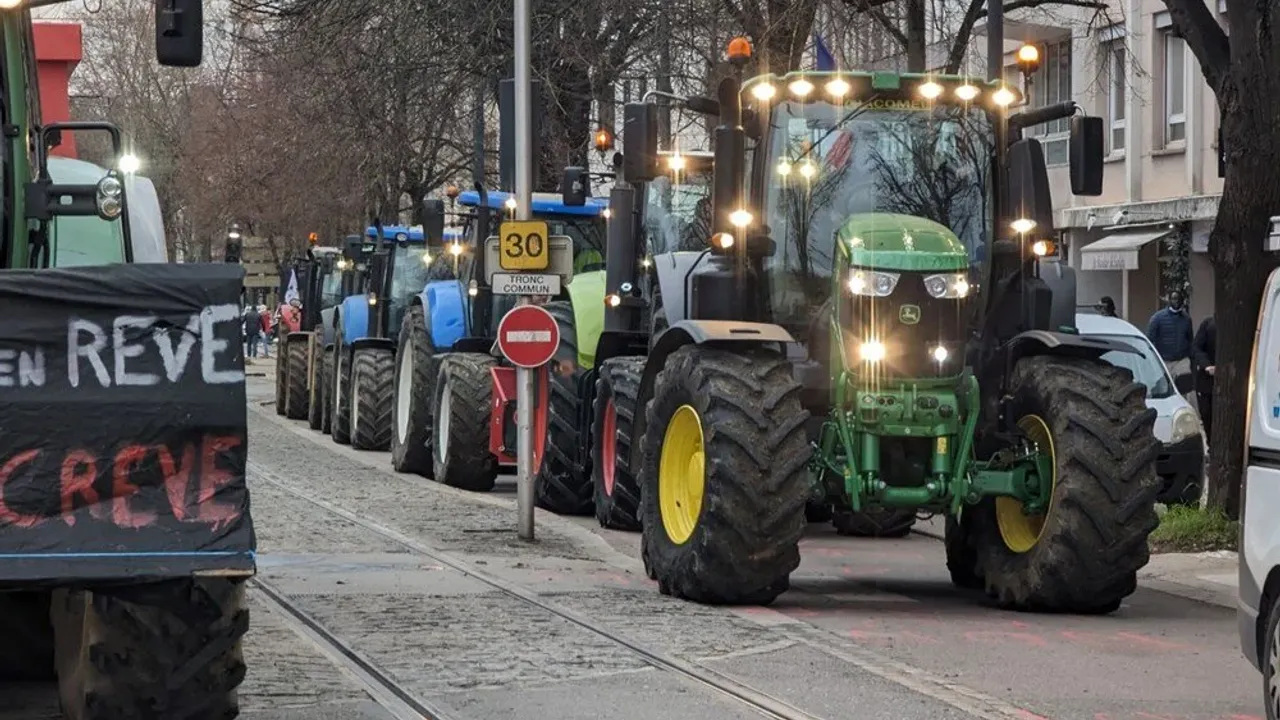 French farmers besiege the capital Paris with their tractors and trucks!