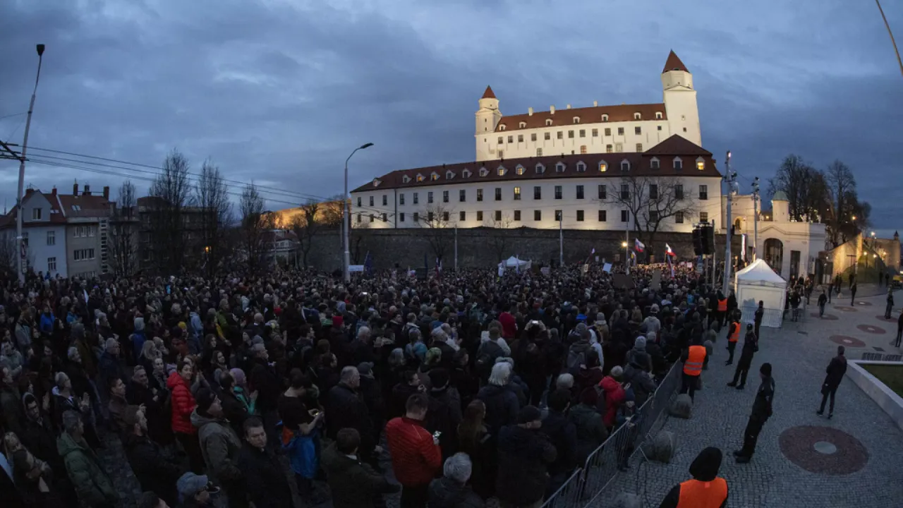 Thousands protest against the new government's 'corruption' plan!