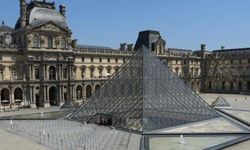 Bomb panic in Paris; famous museum closed!