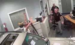 Incredible moments! A driver in New Jersey drove his car into a police station!