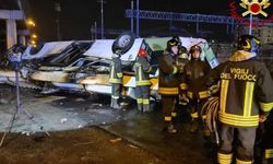 Passenger bus falls off an overpass in Italy: 21 dead