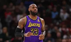 Will LeBron James be able to play in the Lakers-Warriors game on Thursday due to an ankle problem?