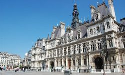 Corruption raid on the Municipality of Paris!