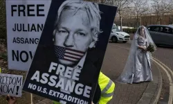 Court rules on Assange: He will be able to challenge his extradition to the US!