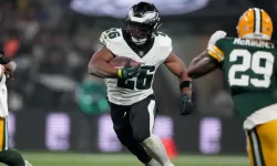 Takeaways from Eagles’ Victory Over Packers: Jordan Love’s Injury and Saquon Barkley’s Stellar Performance