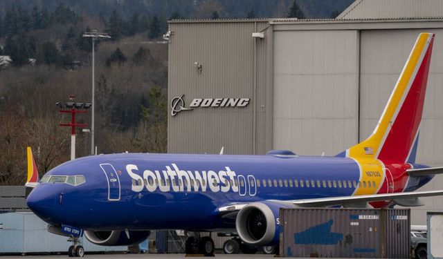 Boeing scared again: Engine cover ripped off during takeoff