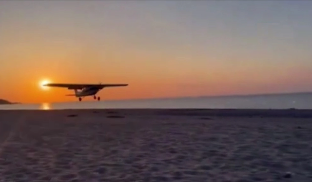Airplane with engine failure in the USA landed on the beach!