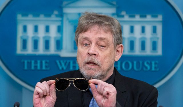 Star Wars legend Mark Hamill supports Biden for the elections!