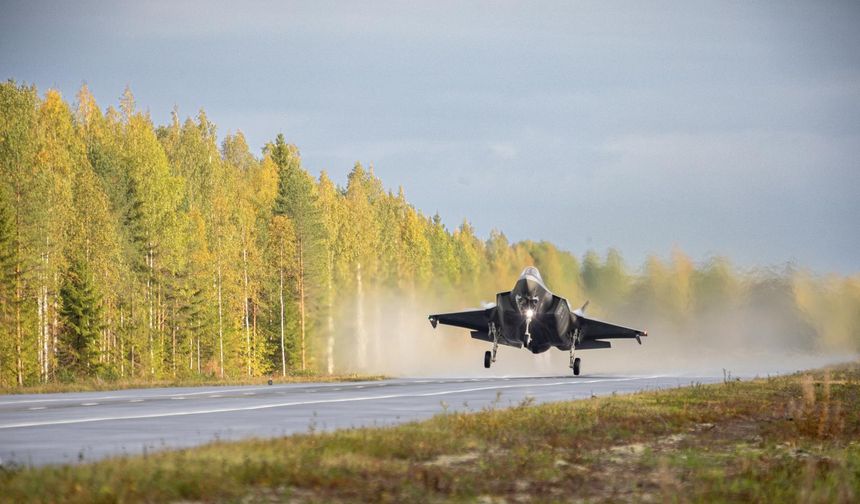 An F-35 fighter jet landed on the highway for the first time!