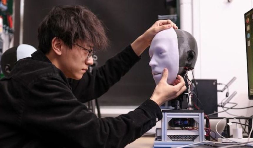 This robot predicts human facial expressions!