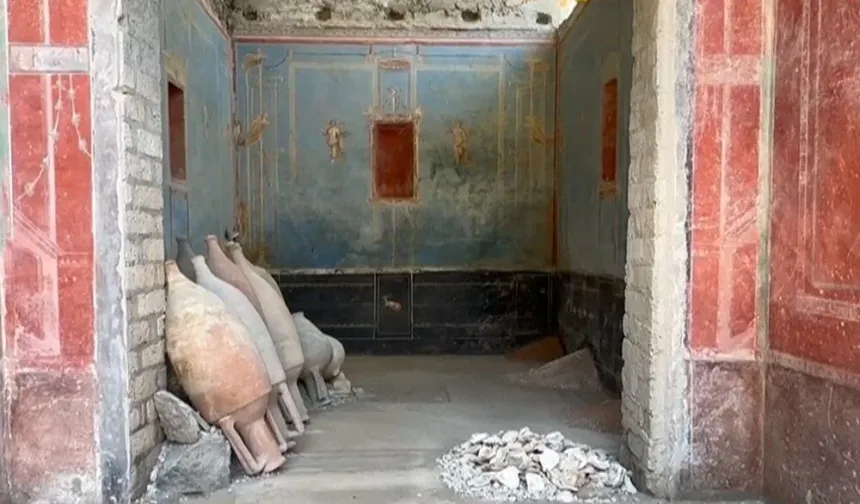 New discovery in Pompeii: Mysterious blue colored room!