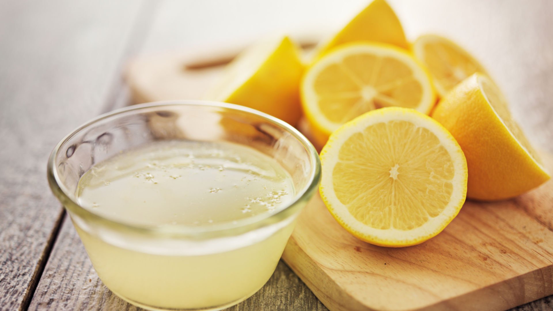 Some studies show that components such as vitamin C, citric acid and bioflavonoids contained in lemon can inhibit the growth and spread of cancer cells. Therefore, it is thought that drinking lemon juice may be beneficial in reducing the risk of cancer. 