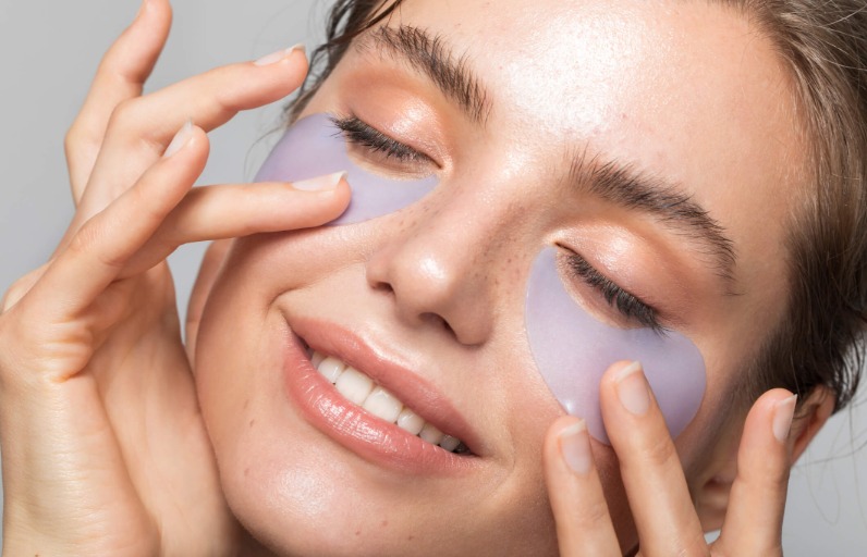 Dark circles under the eyes are a common problem for most people. The cause of this condition, which is usually caused by lack of sleep and stress, can also be genetic. You can get rid of dark circles under the eyes with natural foods in the kitchen.