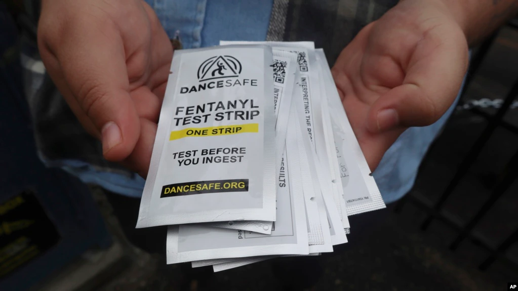 Fentanyl is now the leading cause of death among Americans between the ages of 18 and 49, according to US Department of Justice data. The fight against this synthetic drug, which is on the agenda of the Biden administration's diplomatic work, especially with Mexico and China, is one of the main topics in the race for the 2024 presidential election.

According to the US Centres for Disease Control and Prevention (CDC), deaths from counterfeit drugs have more than doubled in recent years as they are sold on prescription. In 2022, 109 thousand deaths were recorded due to these drugs.

Translated with www.DeepL.com/Translator (free version)