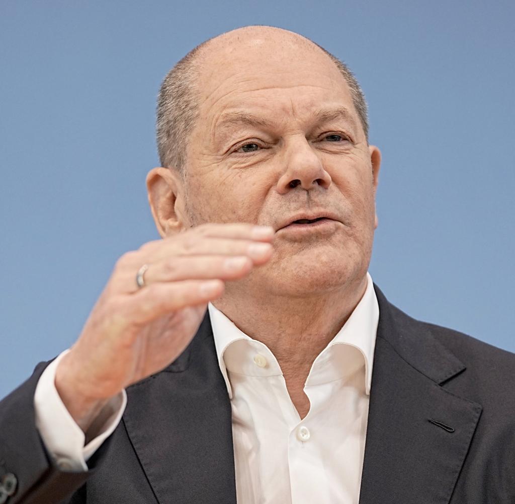 German Chancellor Olaf Scholz said his country's budget for next year will include austerity measures for citizens and companies, pledging to modernize the economy and support Ukraine despite budget woes.

Scholz addressed the Bundestag on the budget crisis stemming from the Constitutional Court's ruling that the government's reallocation of the unused €60 billion Covid-19 fund was illegal.

Emphasizing that Germany has recently struggled with the Covid pandemic, the effects of the war in Ukraine on the economy and rising energy prices, Scholz promised to quickly implement countermeasures in the event of an unexpected increase in energy prices.

Stating that the German government will end the price ceiling on energy prices by the end of this year, Scholz said, "We will be able to end the energy price brakes due to low prices and well-filled natural gas stores."

Olaf Scholz explained that despite the difficulties, they are fighting climate change and trying to modernize Germany and said, "It would be a serious and unforgivable mistake to neglect the modernization of our country in the face of all these serious challenges."