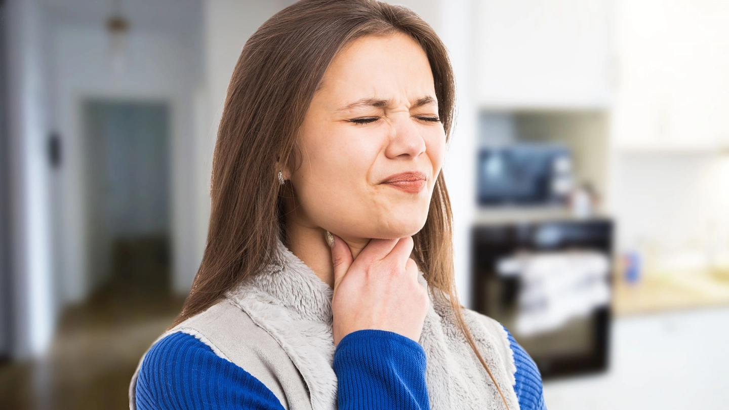 Especially in the winter months, when the weather gets colder due to environmental factors such as infection or dry air, a sore throat causes itching, burning sensation in the throat and difficulty swallowing and can feel quite uncomfortable. A sore throat is not itself a disease, but rather a symptom of viral infections such as pharyngitis, colds or flu. 