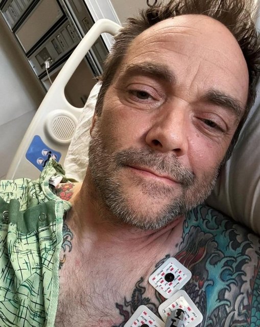 'Walker: Independence', 'MacGyver', 'Doctor Who', 'The X-Files' and 'Chasing Evidence', the famous British actor Mark Sheppard revealed that he had six heart attacks in a row and came back from the dead many times.

