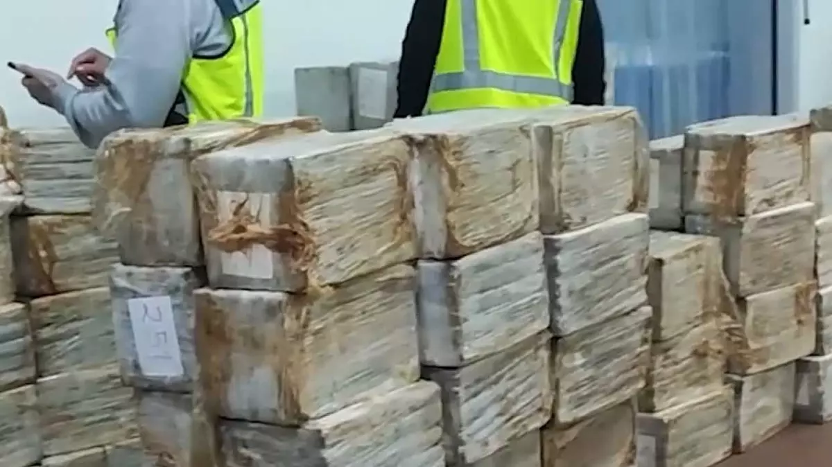 In a statement made by the Spanish National Police, it was stated that "about 11 tons of cocaine" was found in containers brought from Latin America by sea to be distributed in Europe under the leadership of a criminal organization of Balkan origin.
