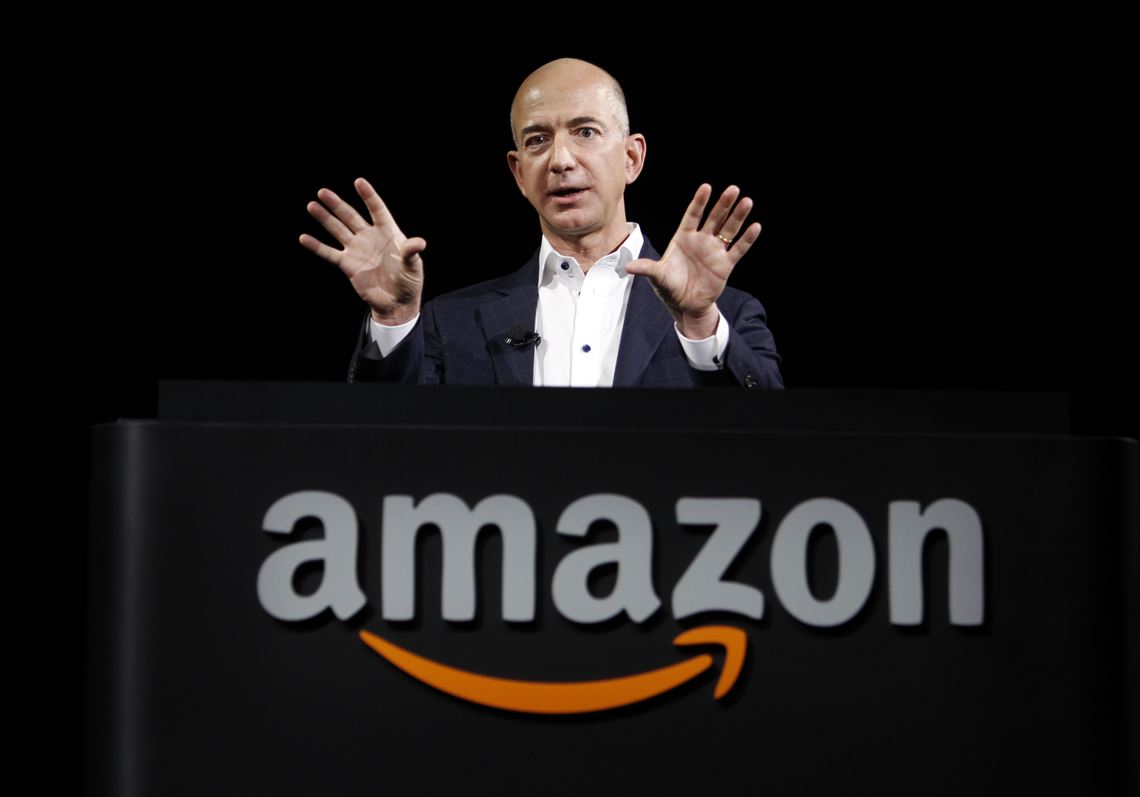 Amazon founder Jeff Bezos celebrated his 60th birthday in Italy with his fiancée Lauren Sanchez. Lauren Sanchez, one of the couple in the country for Milan Fashion Week, attracted attention with her see-through dress.